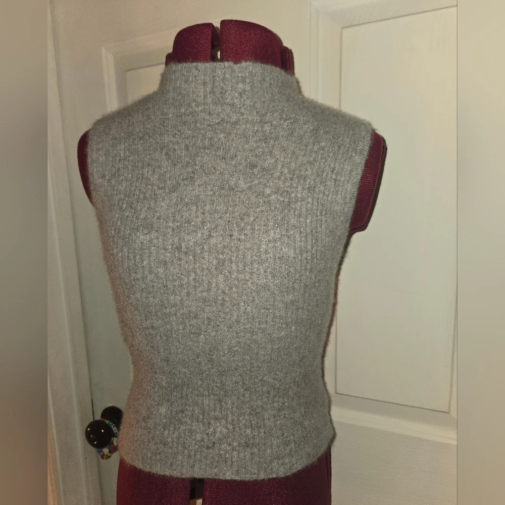 House Of Harlow Cashmere Ribbed Mock Neck Gray Sleeveless Top - Picture 2 of 9